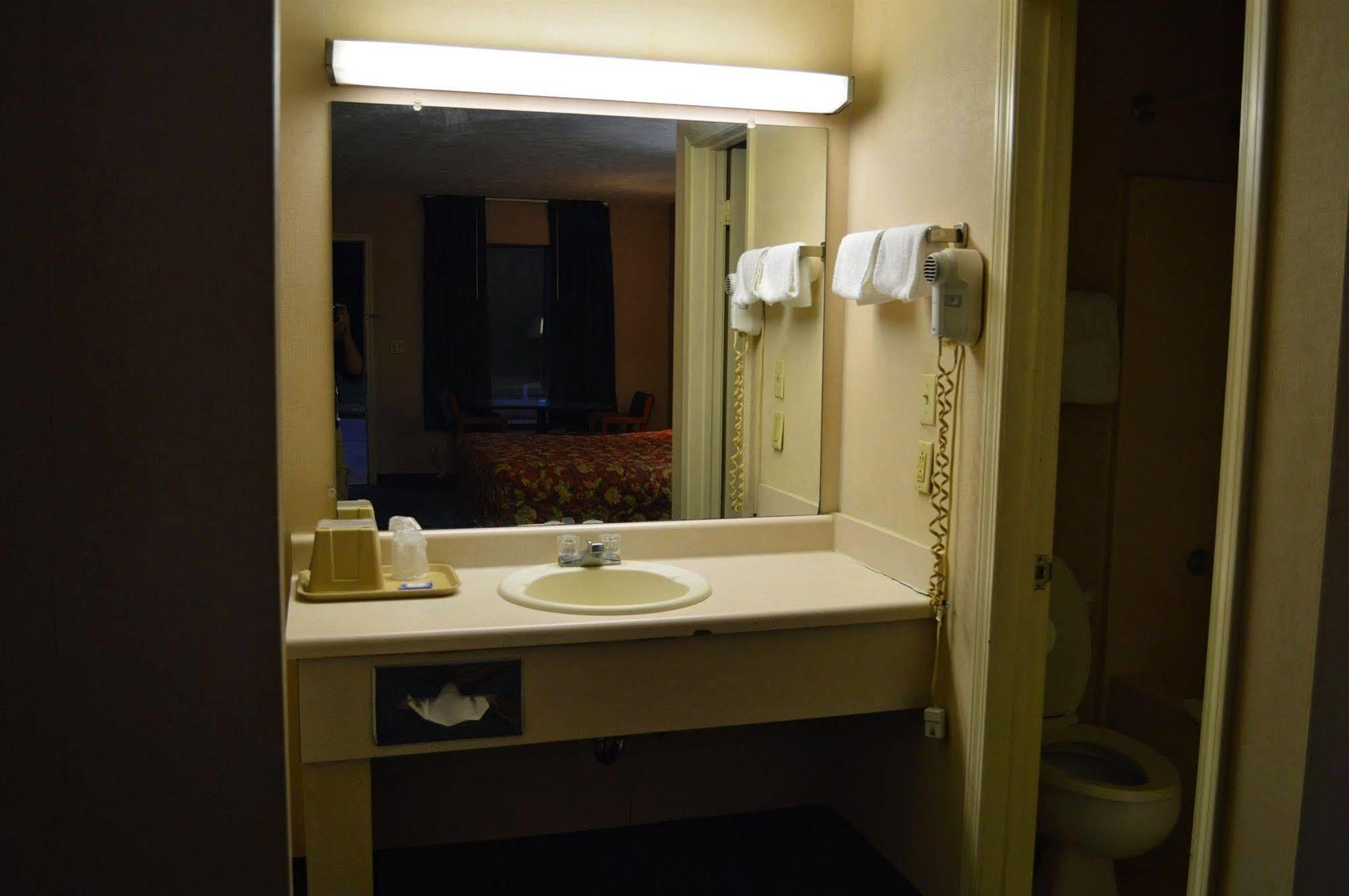 Economy Inn Carthage エクステリア 写真